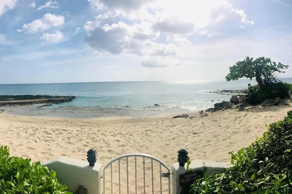 7Mile Beachfront Apartment George Town