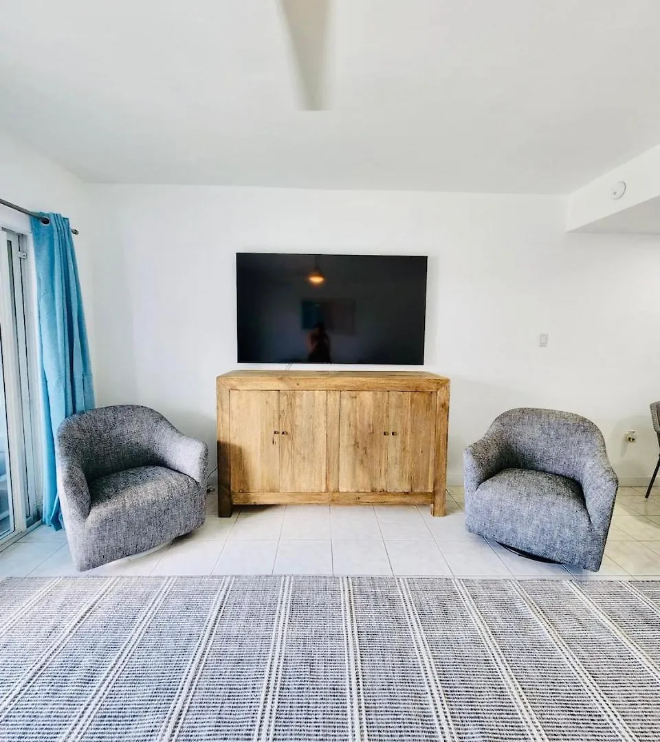 7Mile Beachfront Apartment George Town